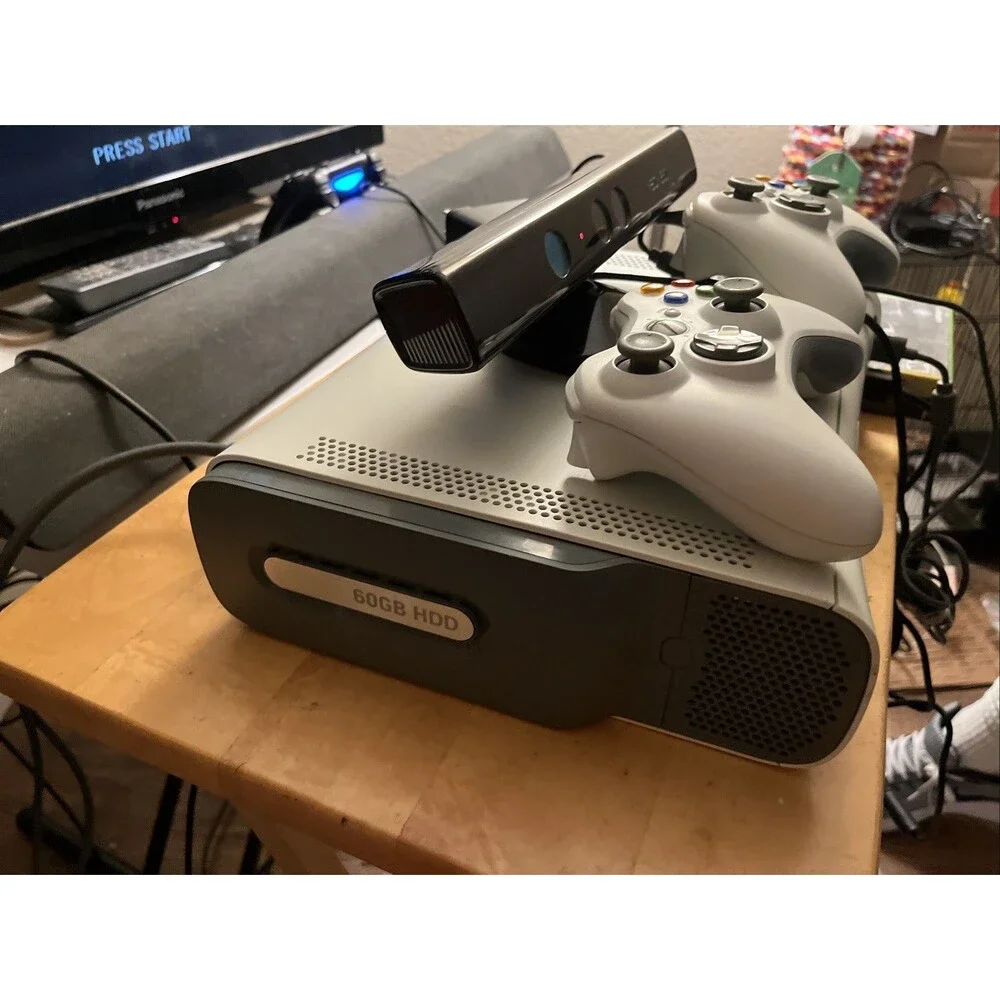 XBox 360 60GB White Bundle Controllers Kinect 2 Games AV Cable Tested